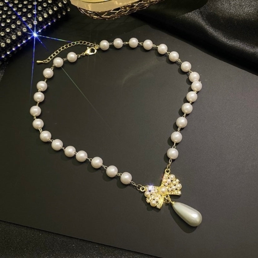 Elegant White Pearl Pendant Choker Necklace for Women